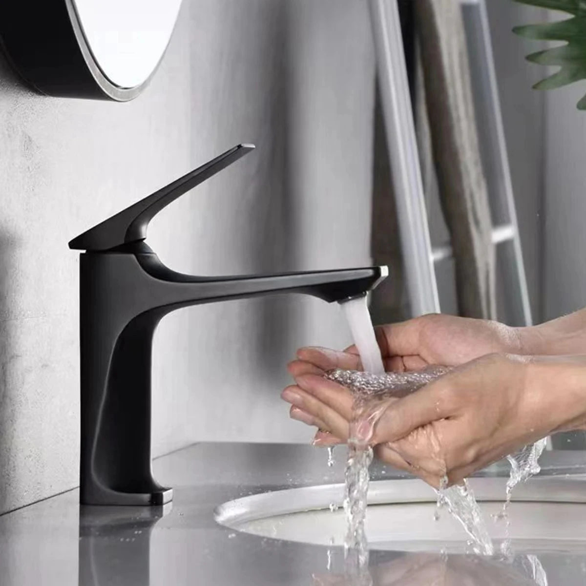 Brass Core Modern Bathroom Sink Faucet Single Handle Deck Mounted Wash Basin Water Tap Hot And Cold Mixe